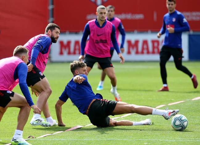 Marcos Llorente se lanza al suelo.