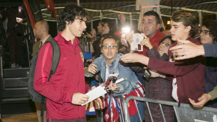 Tiago, con aficionados del Atlético en Castellón en 2016. Habla de todo en una entrevista en Portugal.
