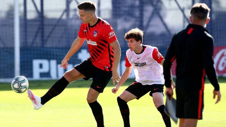 Saponjic, hoy ausencia tras la barbacoa de Jovic, en una sesión del Atlético.