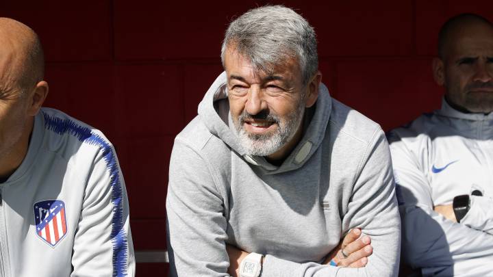 Óscar Fernández en el banquillo del Atlético B en la temporada 2018-19.