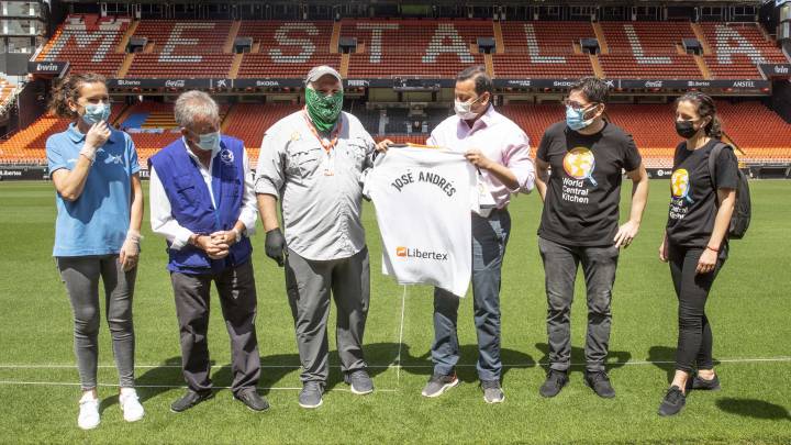 El chef José Andrés, Anil Murthy y colaboradores de la iniciativa.