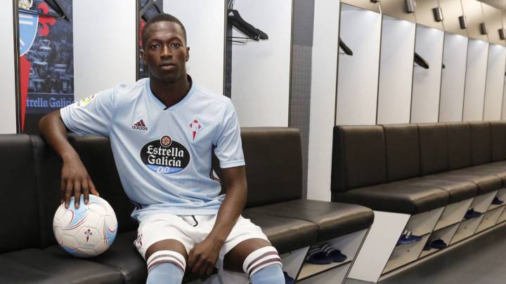 Pape Cheikh posa en el vestuario del Celta durante su presentación tras regresar al club vigués.