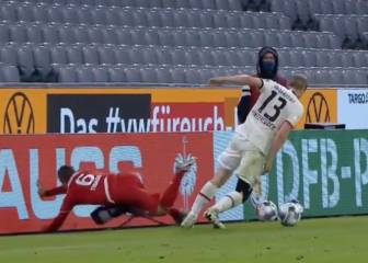 Thiago sufre una potente falta: Casi acaba en riña la jugada