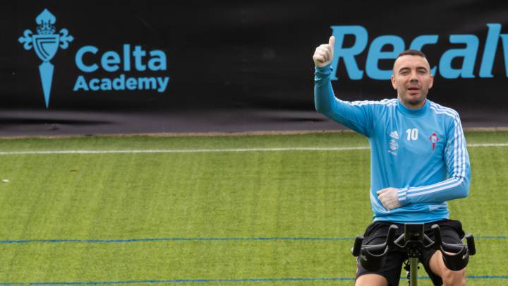 Iago Aspas se ejercita en una bicicleta estática en las instalaciones del Celta en A Madroa.