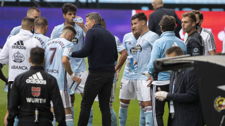 Óscar García conversa con sus jugadores durante la pausa para hidratarse en la primera parte del partido contra el Villarreal en Balaídos.