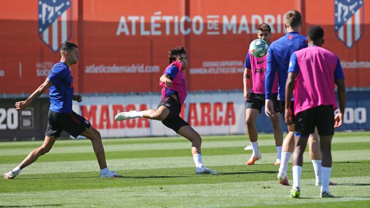 João Félix intenta una volea en el entrenamiento del Atlético.