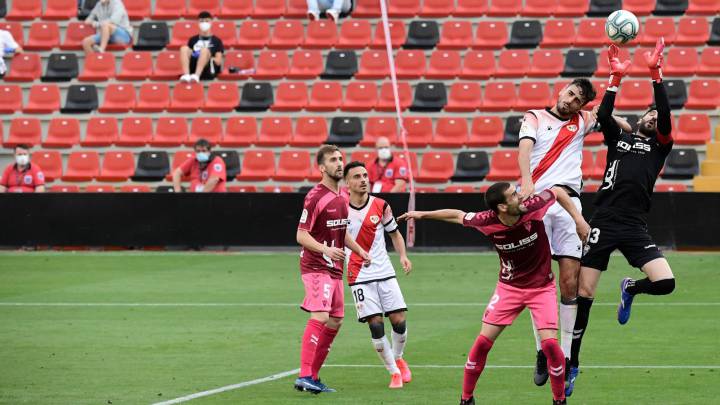 Tomeu Nadal salta a por un balón durante el partido contra el Rayo.