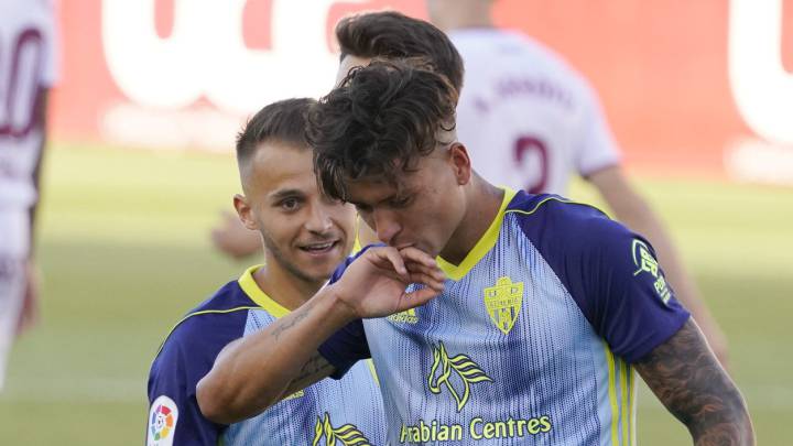 Darwin Núñez desafía a Luis Suárez y Cavani