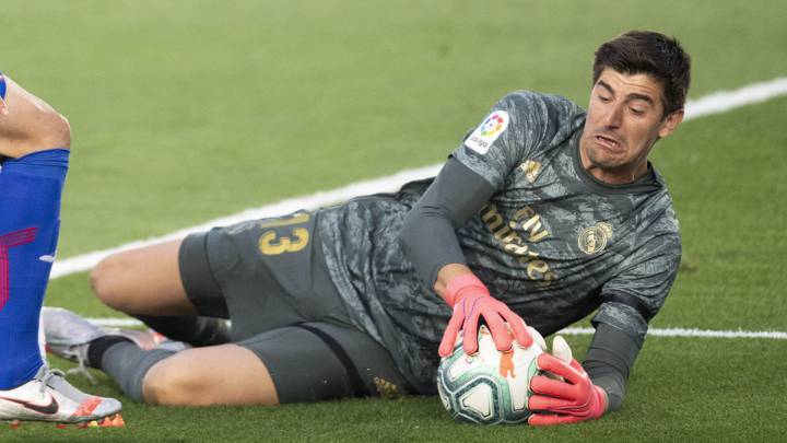 Thibaut Courtois ataja un balón en el Real Madrid-Eibar de la 28ª jornada de LaLiga Santander 2019-2020.