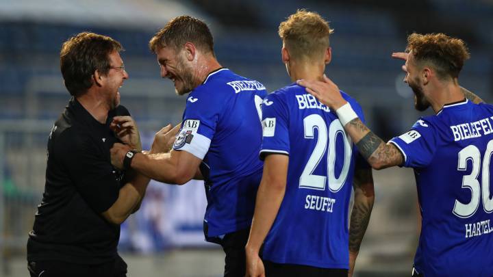 Los jugadores del Arminia Bielefeld celebran un gol