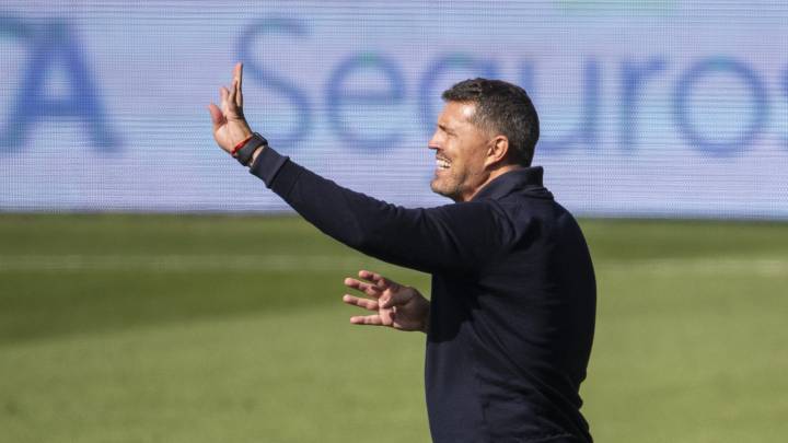 Óscar García da indicaciones a sus pupilos durante el partido contra el Villarreal en Balaídos