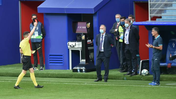 17/06/20 PARTIDO PRIMERA DIVISION CORONAVIRUS COVID19 EIBAR - ATHLETIC BILBAO TARJETA ROJA EXPULSION MENDILIBAR ARBITRO PRIETO IGLESIAS