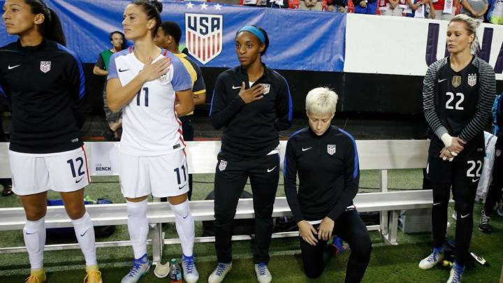 Crystal Dunn junto a Rapinoe cuando se arrodilló como protesta por el racismo.