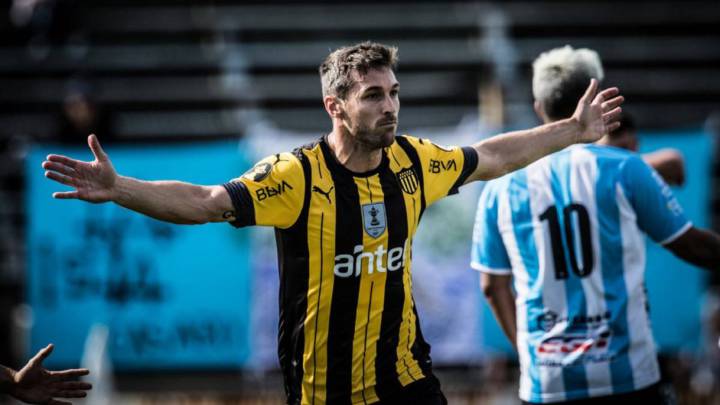 Xisco con la camiseta de Peñarol.