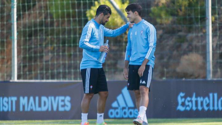 Nolito conversa con Denis Suárez durante el primer entrenamiento del extremo andaluz con el Celta.