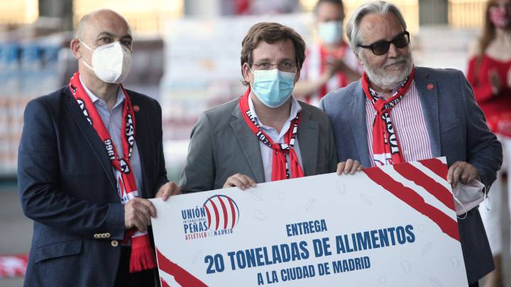El alcalde de Madrid, José Luis Martínez-Almeida sostiene la donación de 20 toneladas de alimentos para Madrid realizada por el presidente de la Unión Internacional de Peñas del Atlético de Madrid, Eduardo Fernández