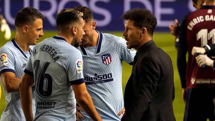 Simeone da indicaciones durante el Osasuna-Atlético.