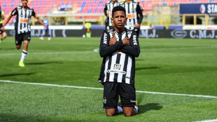El futbolista de 16 años ha firmado su primer contrato como profesional después de sus buenas actuaciones en la cantera de Atlético Mineiro y su selección.