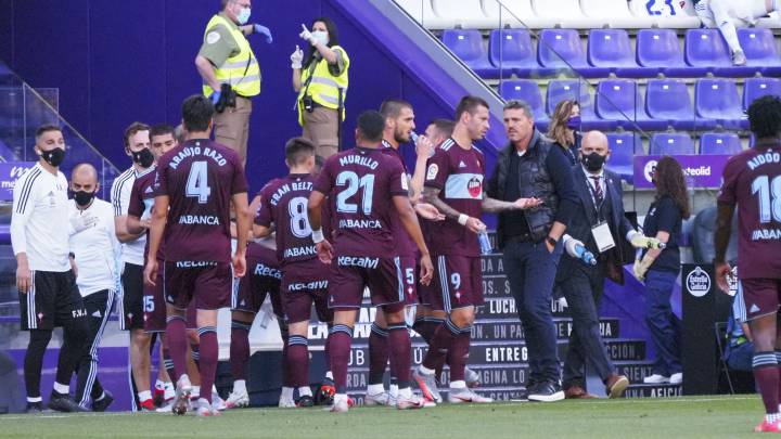Óscar García conversa con sus pupilos durante la pausa para hidratarse en el partido contra el Valladolid.