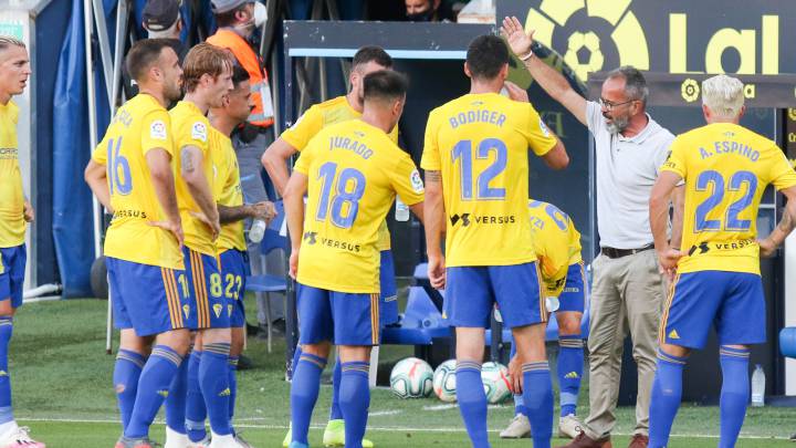 ALVARO CERVERA da instrucciones a sus jugadores