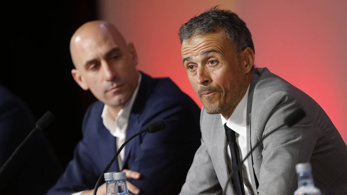 Rubiales mira a Luis Enrique