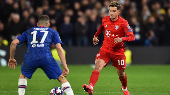 Bayern Munich's Brazilian midfielder Philippe Coutinho (R) passes the ball during the UEFA Champion's League round of 16 first leg football match between Chelsea and Bayern Munich at Stamford Bridge in London on February 25, 2020. (Photo by Glyn KIRK / AFP)