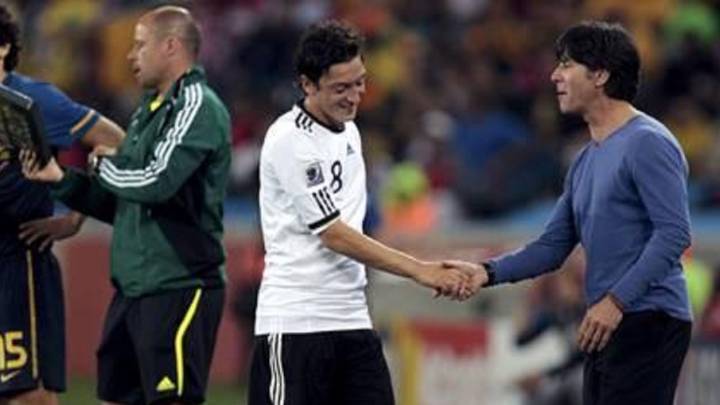 Low quiere que Ozil sea su Xavi.