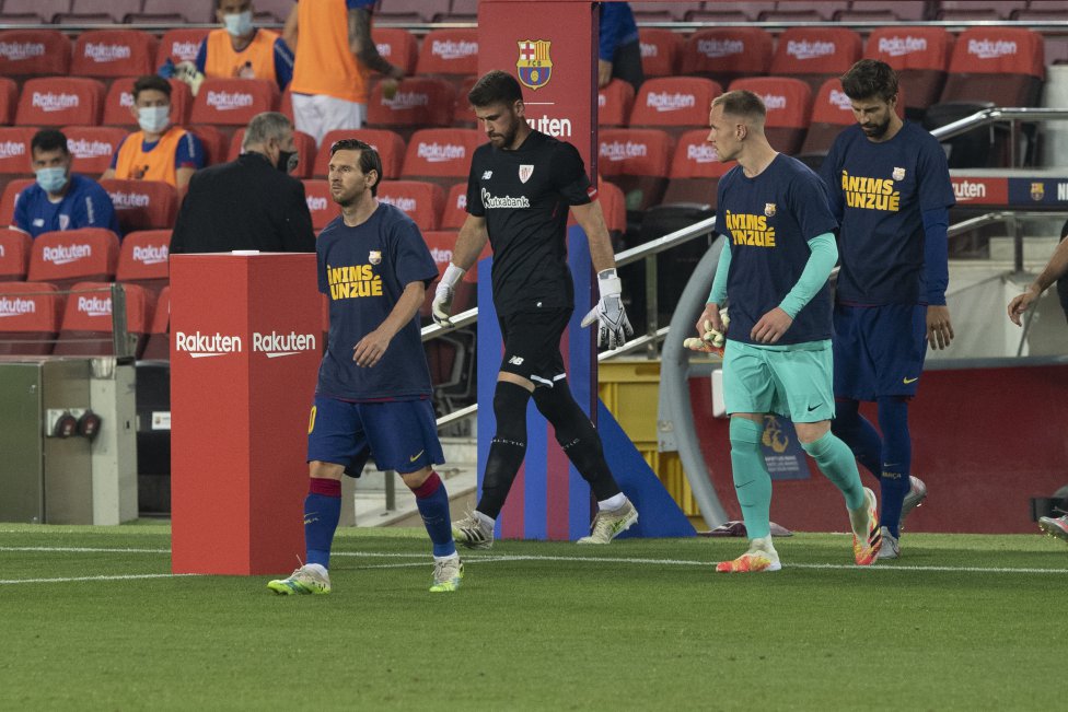 Los jugadores del Barcelona saltaron al terreno de juego con una camiseta en apoyo a Unzue. El exportero anunció recientemente que padece ELA.