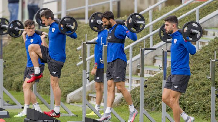 Rotaciones y tres centrales en el Camp Nou