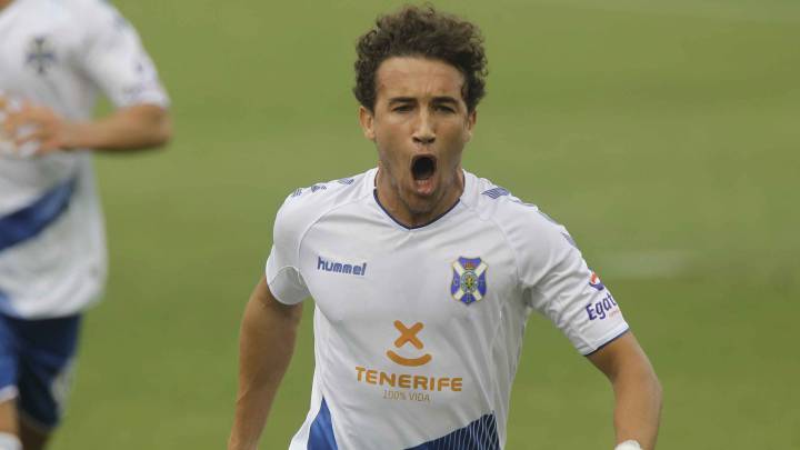Luis Milla, del Tenerife, celebra uno de sus tantos.
