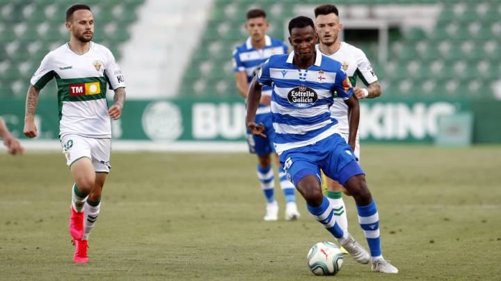 Uche Agbo conduce el balón en el Elche - Deportivo