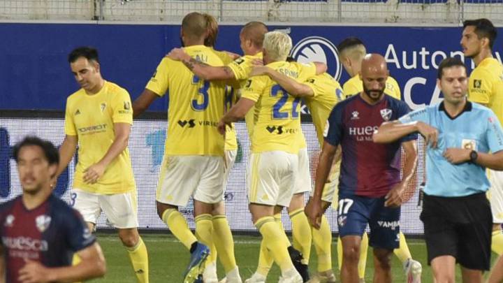 Los jugadores del Cádiz celebran un gol