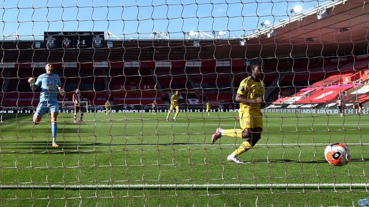 Nketiah hace el gol del Arsenal