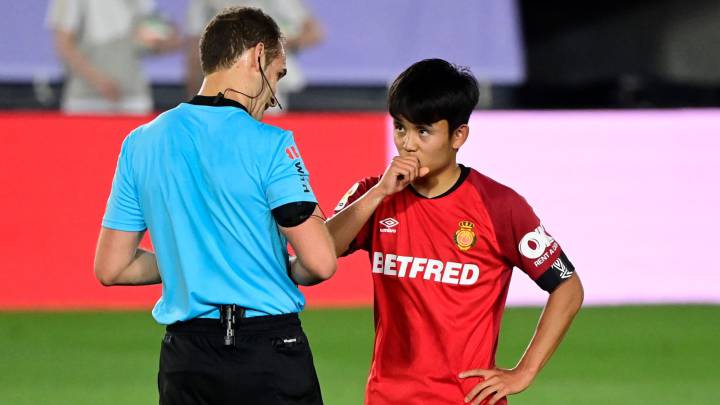 Take Kubo habla con el árbitro Melero López durante el Real Madrid-Mallorca de la 31ª jornada de LaLiga Santander.
