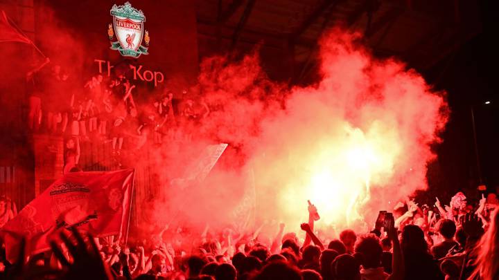 La afición del Liverpool celebra la Premier en Anfield