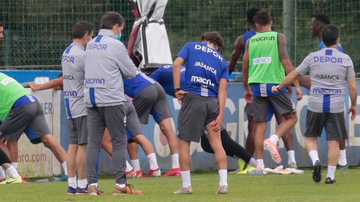 Keko Gontán, tocándose la zona en la que sufrió el pinchazo junto a los médicos del Deportivo.