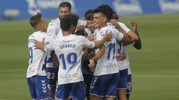 Los jugadores del Tenerife celebran el triunfo ante el Mirandés.