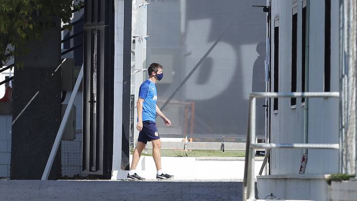 Distancia social entre Celades y la plantilla en el entrenamiento