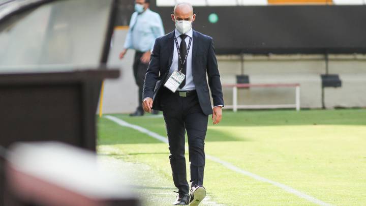 Paco Jémez, caminando hacia el banquillo.