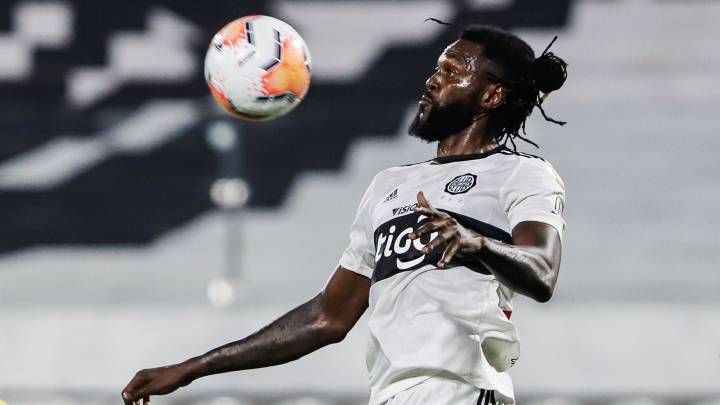 Final abrupto a la aventura de Adebayor en Paraguay