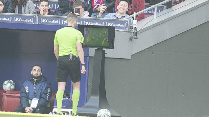 Hernández Hernández revisando el VAR.