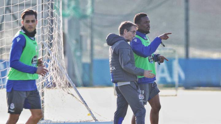 Fernando Vázquez y Koné en un entrenamiento del Deportivo.