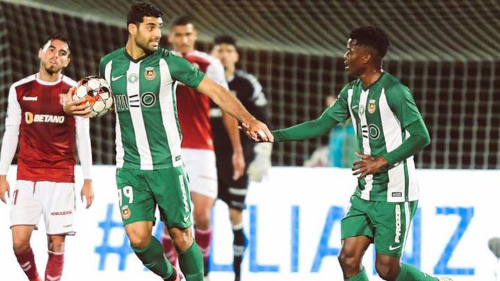 Mehdi Taremi celebra un gol con un compañero