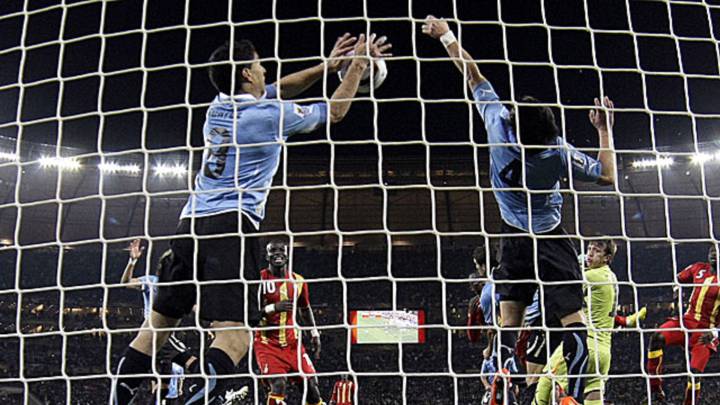 Luis Suárez hace mano ante Ghana.