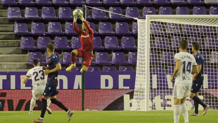 El 1x1 del Levante: Aitor se volvió a vestir de salvador