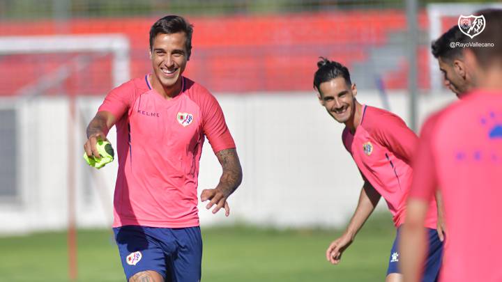 Trejo sonríe durante un entrenamiento del Rayo.