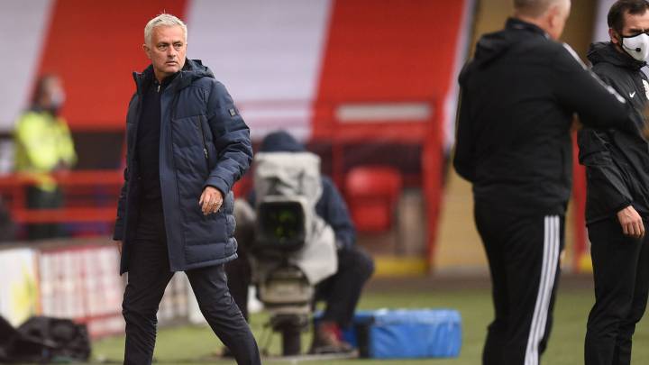 Mourinho critica al VAR: "El árbitro está en una oficina"