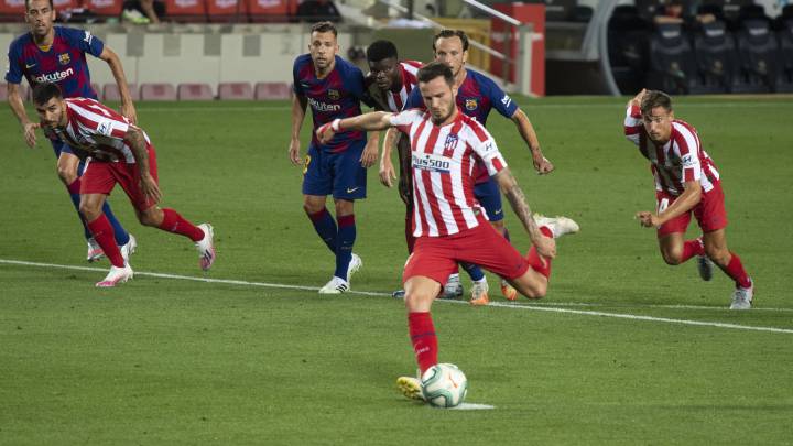 Saúl chuta su segundo penalti en el Barcelona-Atlético.