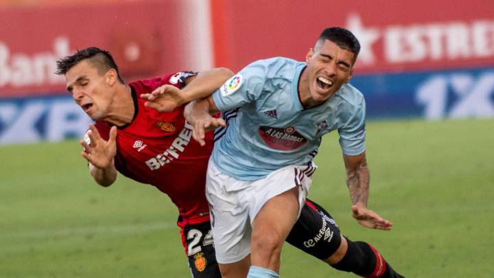 Olaza recibe una falta de Valjent en el último partido ante el Mallorca