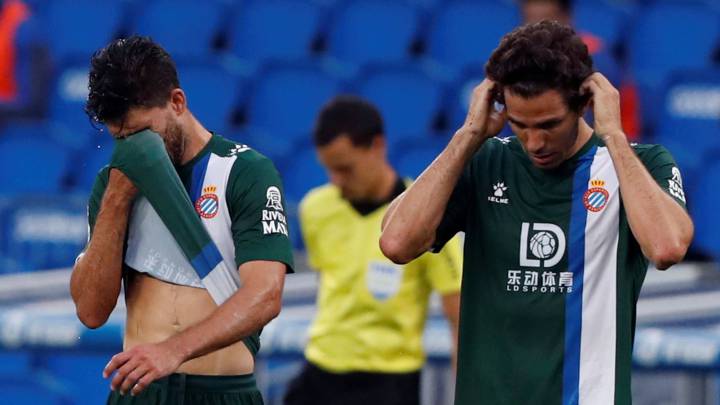Los jugadores del Espanyol, Didac Vilá (i) y el uruguayo Leandro Cabrera.